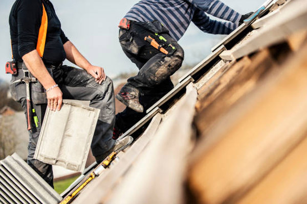 Chantier de rénovation complète de toiture en tuiles traditionnelles à Lacanau par un couvreur qualifié
